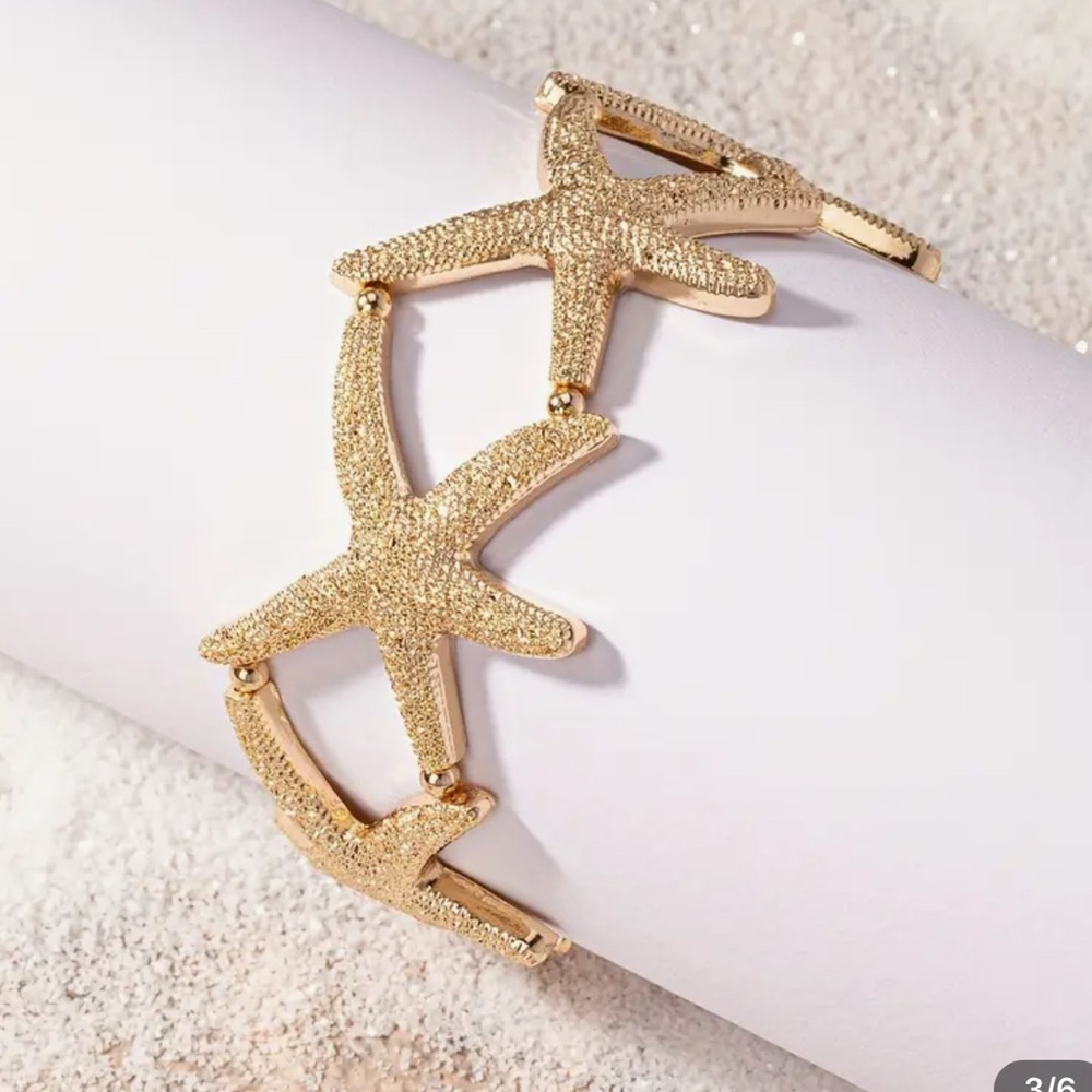 Exquisite golden starfish bracelet.